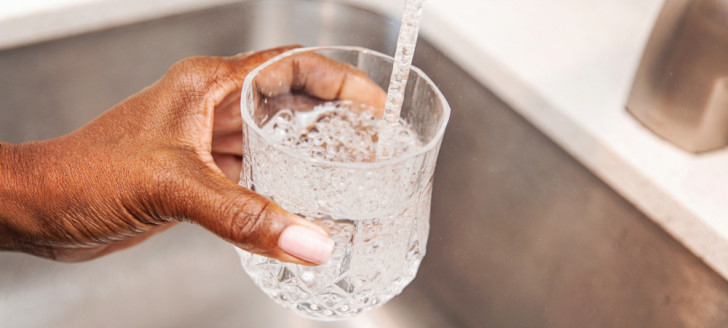 Verre d'eau en cours de remplissage